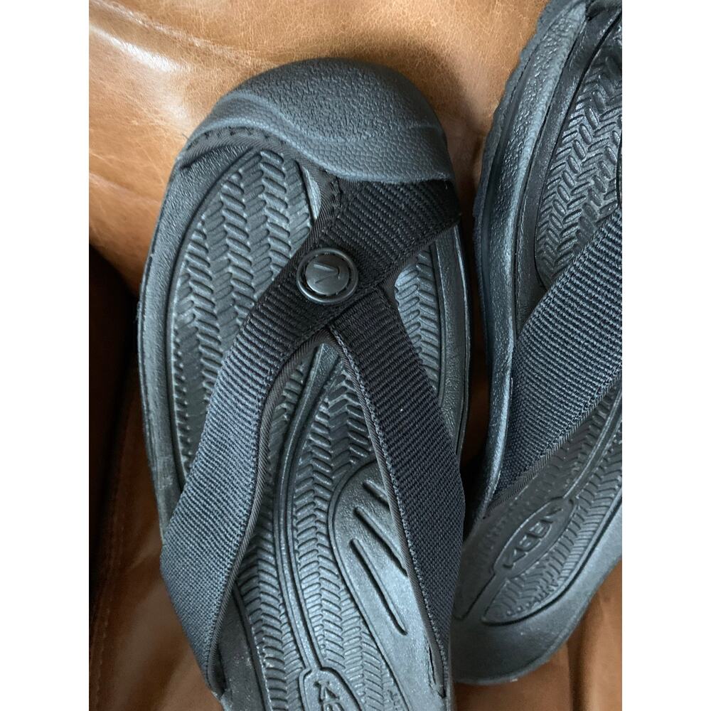 Keen men’s flip flops sandals rubber toe protection
size 13 EU 47
EUC - Picture 3 of 7
